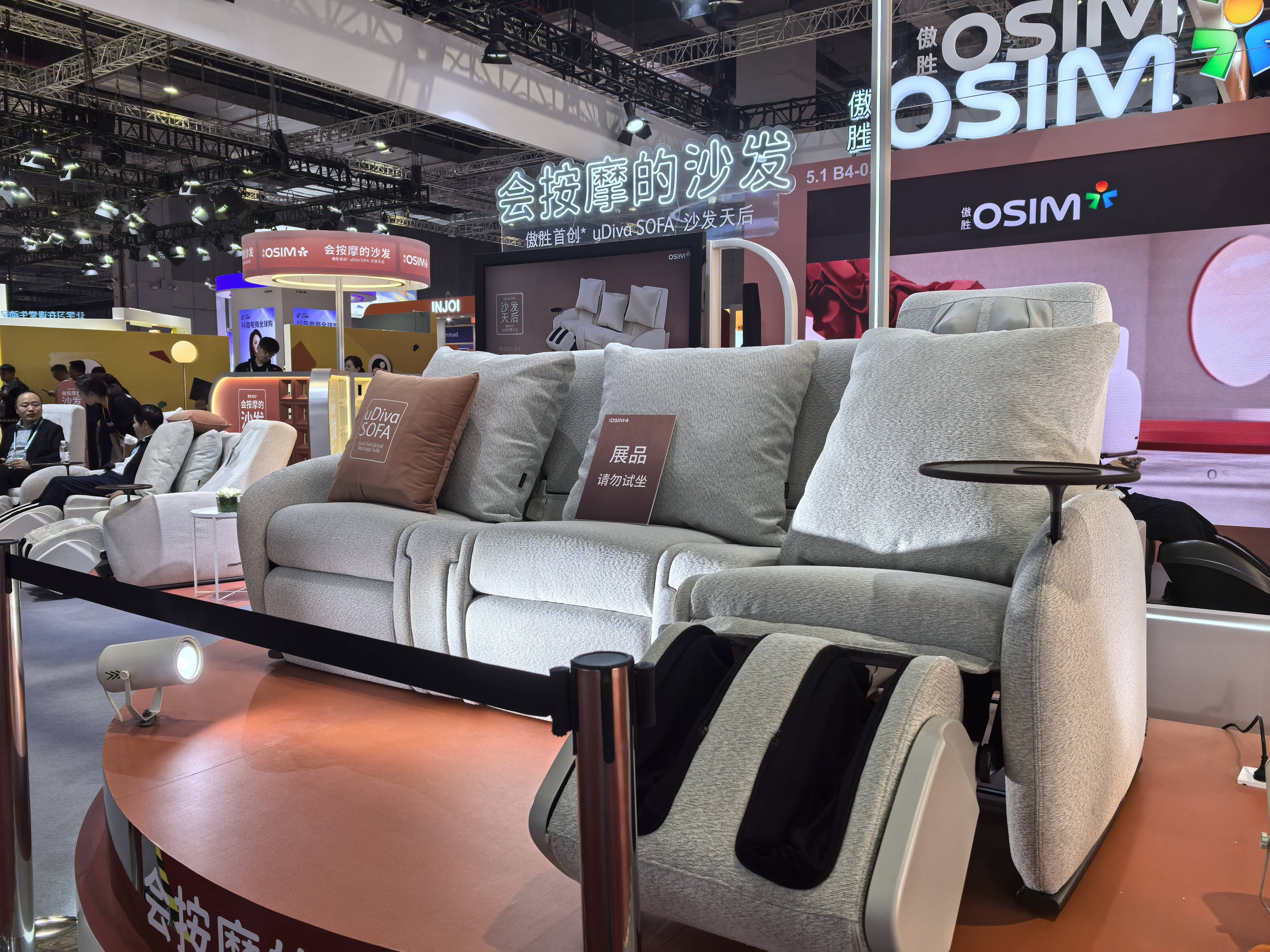 进博会：未来将进一步增加中国市场门店数量AG旗舰厅iosOSIM傲胜亮相第七届(图1)
