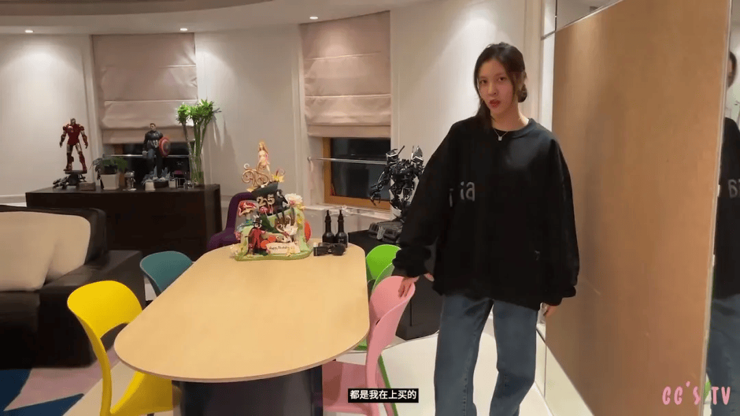 宅曝光：全屋乱糟糟却美上了热搜！AG旗舰厅app宋妍霏上海独居豪(图1)