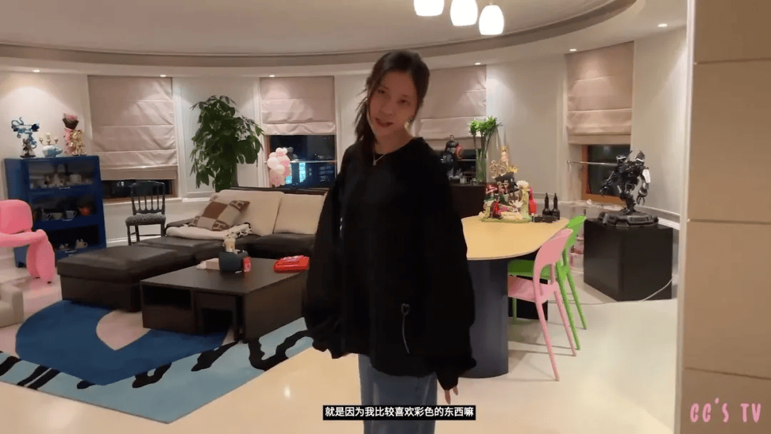 宅曝光：全屋乱糟糟却美上了热搜！AG旗舰厅app宋妍霏上海独居豪(图5)