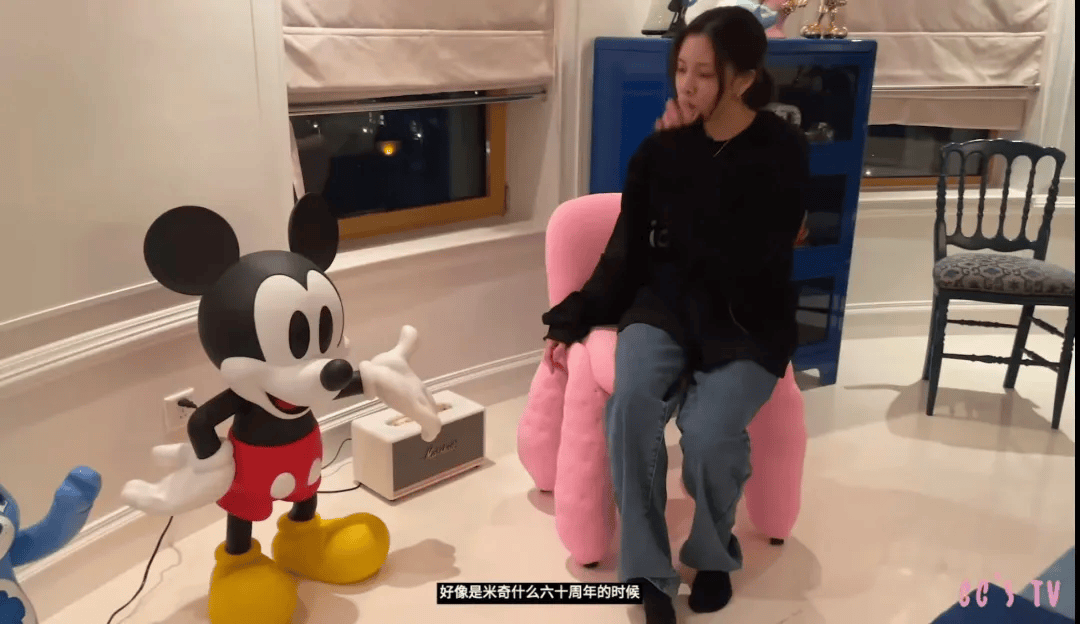 宅曝光：全屋乱糟糟却美上了热搜！AG旗舰厅app宋妍霏上海独居豪(图9)
