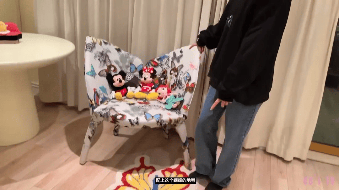 宅曝光：全屋乱糟糟却美上了热搜！AG旗舰厅app宋妍霏上海独居豪(图12)