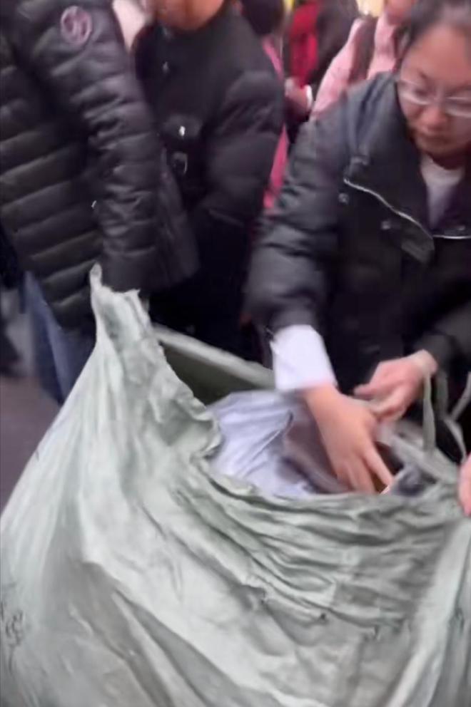 假装捡垃圾偷走上万元衣服网友：以前更凶AG旗舰厅网站首页成都一批发市场女子