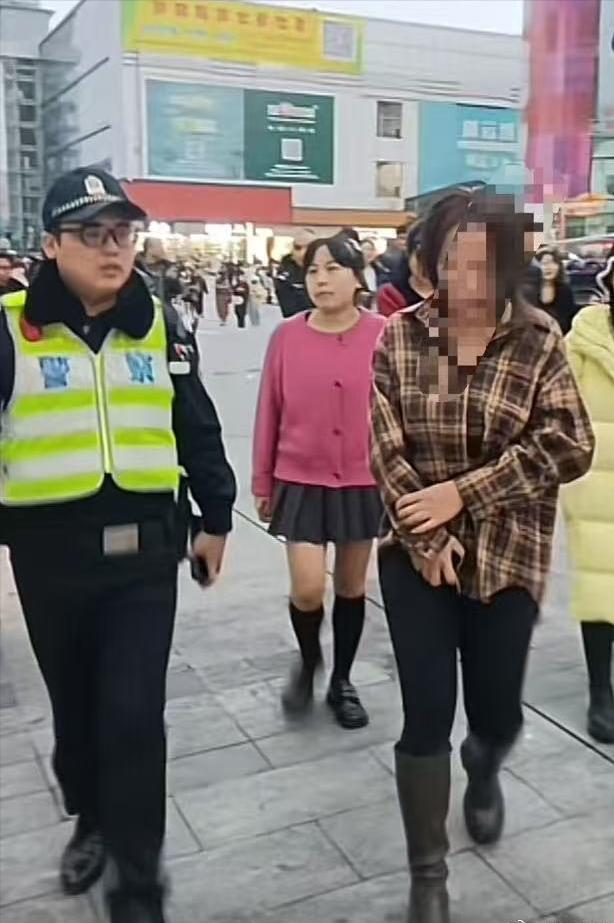 假装捡垃圾偷走上万元衣服网友：以前更凶AG旗舰厅网站首页成都一批发市场女子(图3)