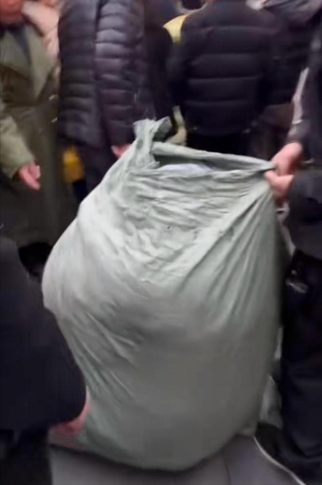 假装捡垃圾偷走上万元衣服网友：以前更凶AG旗舰厅网站首页成都一批发市场女子(图6)