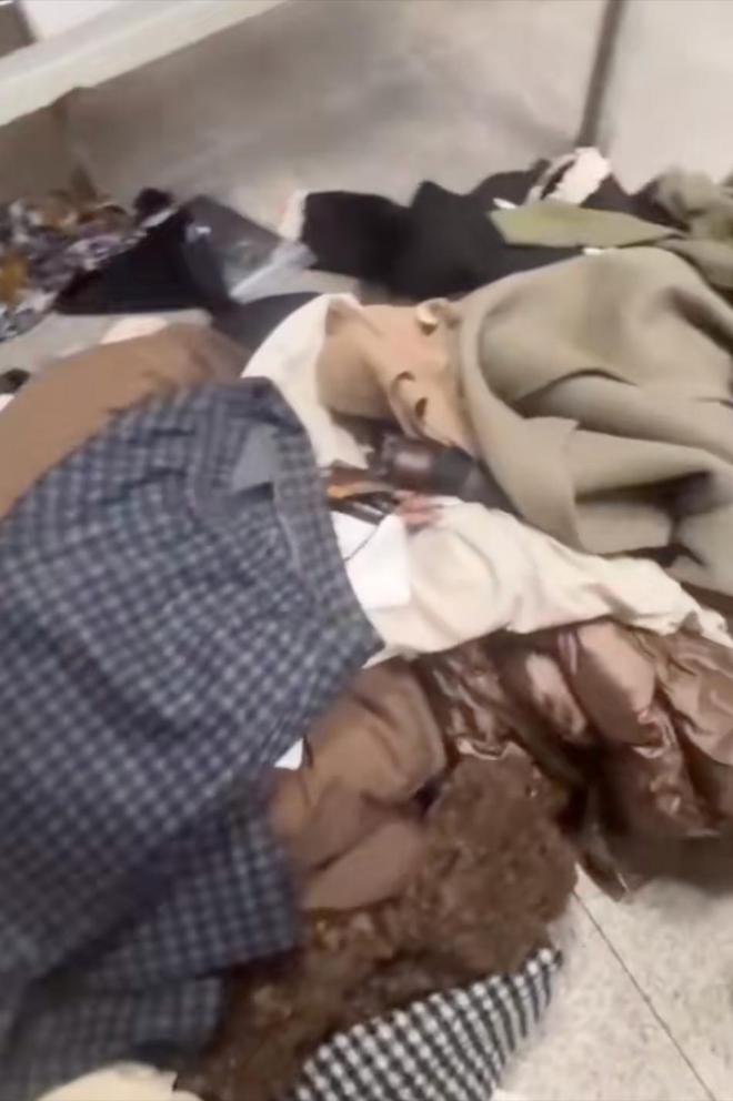 假装捡垃圾偷走上万元衣服网友：以前更凶AG旗舰厅网站首页成都一批发市场女子(图4)