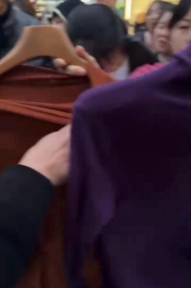 假装捡垃圾偷走上万元衣服网友：以前更凶AG旗舰厅网站首页成都一批发市场女子(图7)