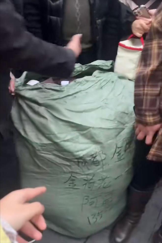 假装捡垃圾偷走上万元衣服网友：以前更凶AG旗舰厅网站首页成都一批发市场女子(图8)