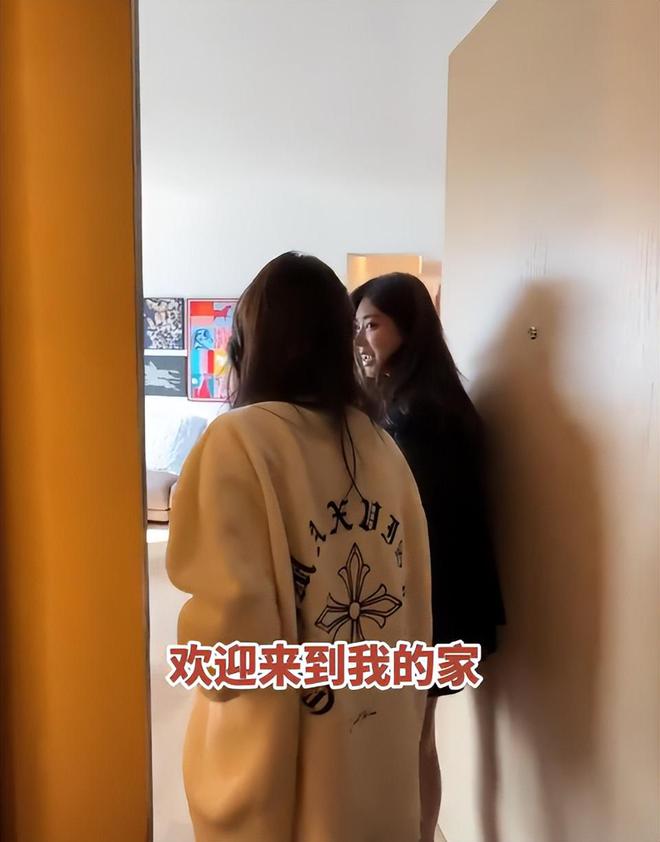 带孩子、买菜住150平豪宅一年赚40万AG旗舰厅网站香港美女麻将馆打工帮忙(图3)