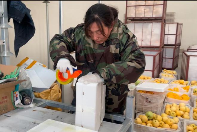 岁烟台大姨一口流利英语网上卖苹果“出圈”AG旗舰厅ios十天吸粉超10万！57(图2)
