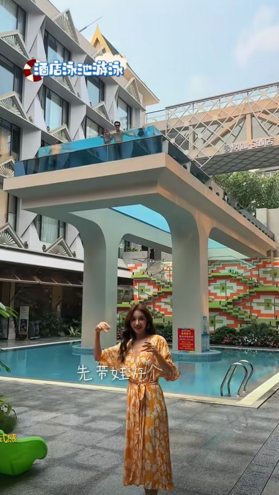 ！麦迪娜穿泳装美呆了4岁女儿颜值真的高AG旗舰厅网站首页姜潮一家人在云南旅游(图5)